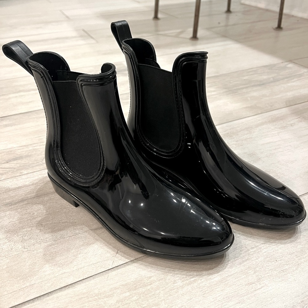 Black chelsea rain boots